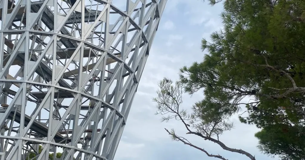 Detalj prostorne čelične rešetke vidikovca na Marjanu